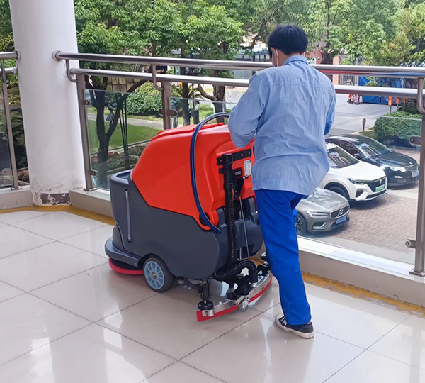 上海某小學(xué)采購瀅皓YH-55手推式洗地機(jī)